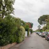 Superata la portineria la prima impressione che si ha � quella di essere entrati in una sorta di �villaggio vacanze�, puntellato da villette con lussureggianti giardini privati...